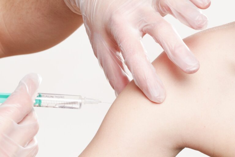 Rząd proponuje nowe punkty szczepień w samorządach; co najmniej jeden na powiat