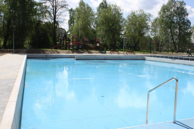 Jak burmistrz z zastępcą czyszczą basen w Żarkach?