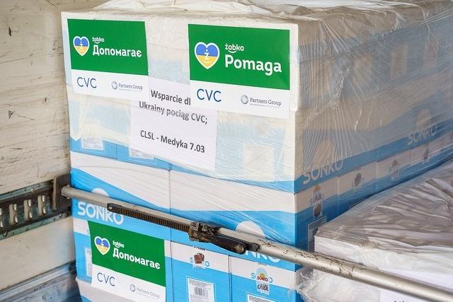 Pociąg z pomocą humanitarną dla Ukrainy od Żabki, CVC Capital Partners oraz Partners Group. Ludność cywilna otrzyma produkty spożywcze, wodę oraz środki higieniczne