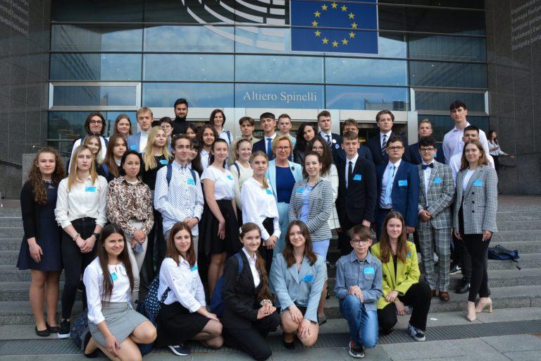 Młodzież z wizytą u Jadwigi Wiśniewskiej w Parlamencie Europejskim